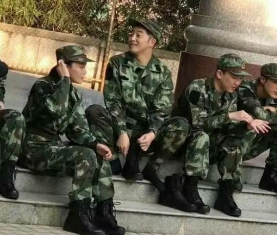 组图：兵哥哥上线！沙溢杨烁穿迷彩服录节目显军人风范 第1页