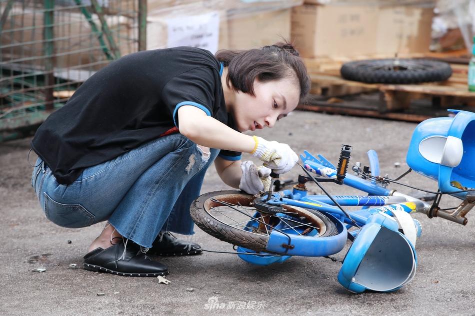 组图：吴昕一身休闲装录节目 认真修自行车毫无偶像包袱(2) 第2页