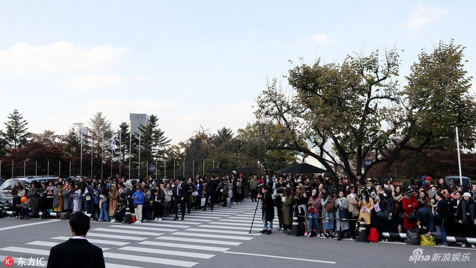 组图：双宋今日大婚 婚礼外场粉丝现场守候(4) 第4页