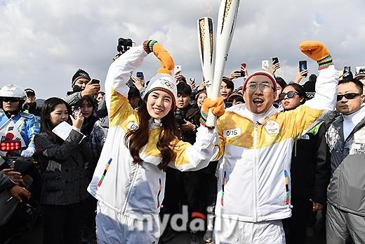 组图：刘在石秀智等参加2018冬奥会火炬传递(4) 第4页