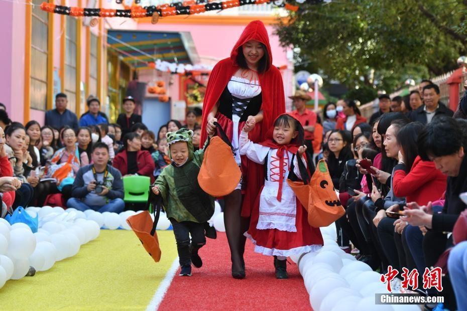 昆明一幼儿园举办万圣节派对 宝贝花样走秀 第1页