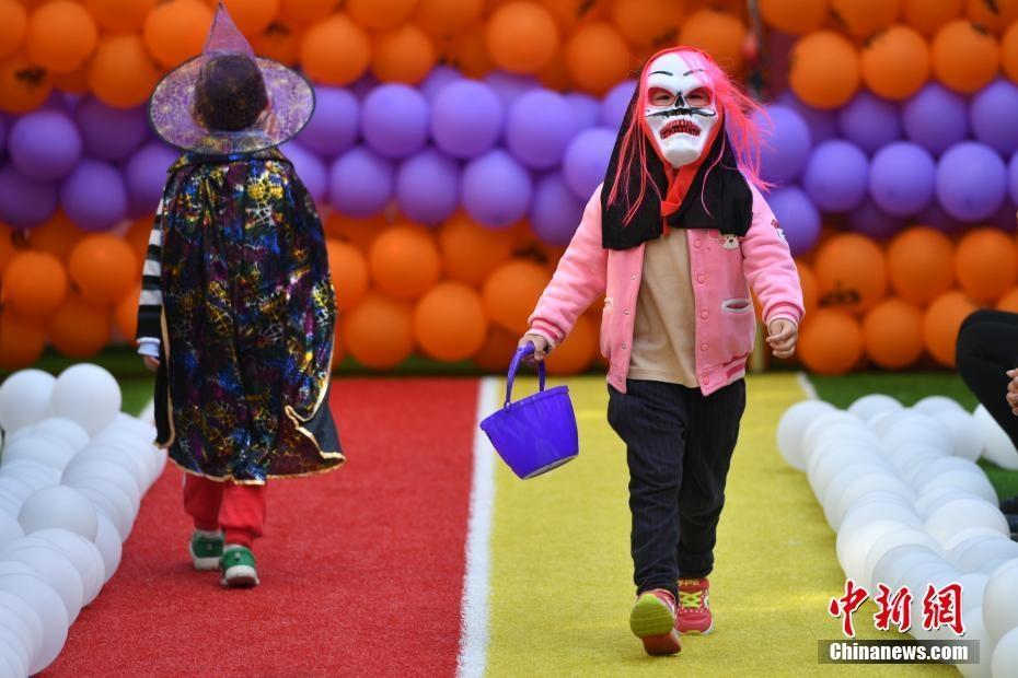 昆明一幼儿园举办万圣节派对 宝贝花样走秀(4) 第4页