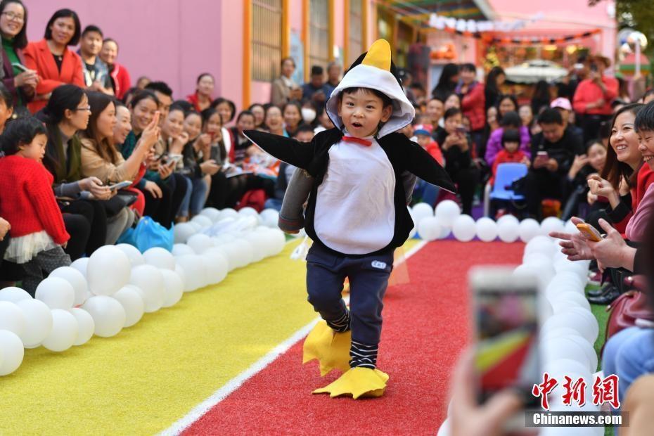 昆明一幼儿园举办万圣节派对 宝贝花样走秀(5) 第5页