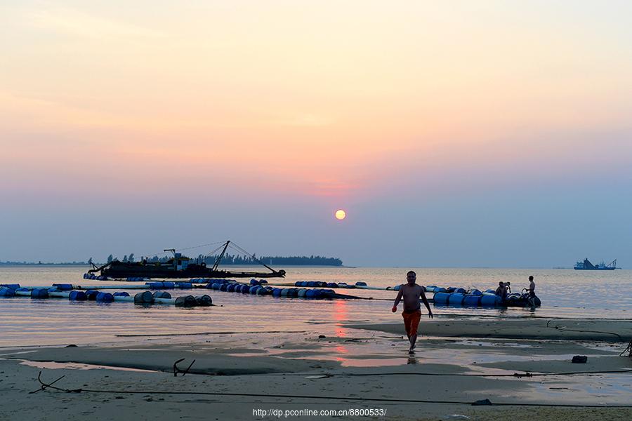 夕阳余晖下的渔港 第1页