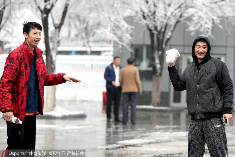 高清：广厦男篮备战新疆 赵岩昊孙铭徽打雪仗 第1页