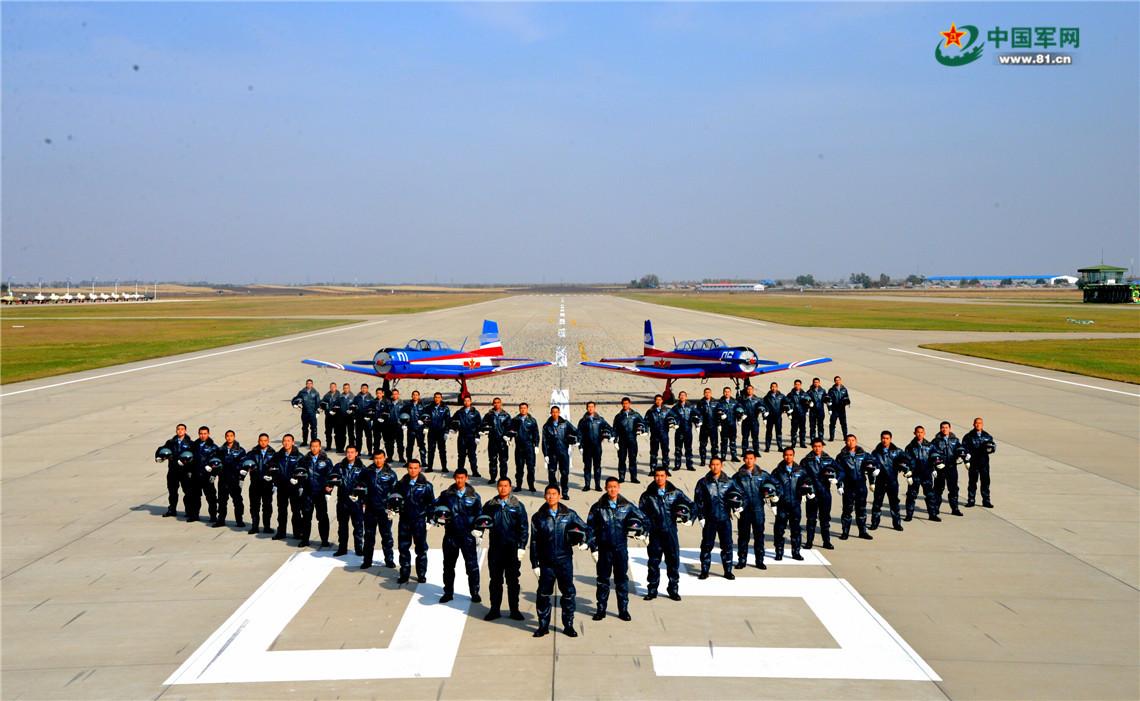 空军63名学员完成首次单飞训练 第1页