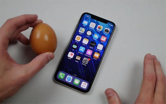 老外虐iPhone X又出新花样：这次用上了液氮 第1页