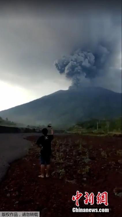 熔岩到山脚 巴厘岛阿贡火山喷发10万人撤离(2) 第2页