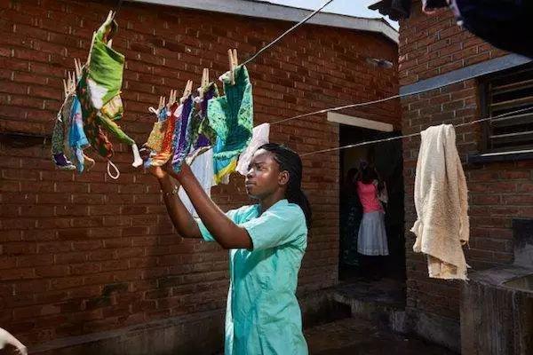 在非洲 每个女孩子都自己做卫生巾(6) 第6页