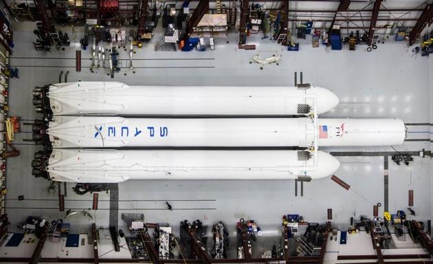 马斯克展示了SpaceX几乎组装完毕的猎鹰重型火箭 第1页