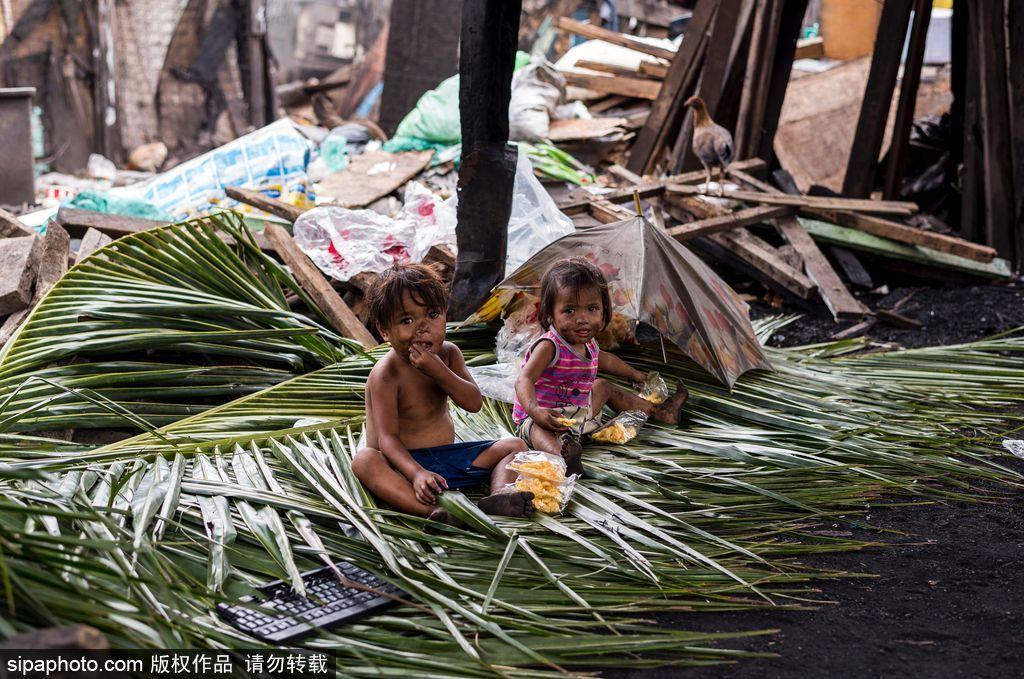 烟雾笼罩下的菲律宾贫民窟 每天收入不到5美元 第1页