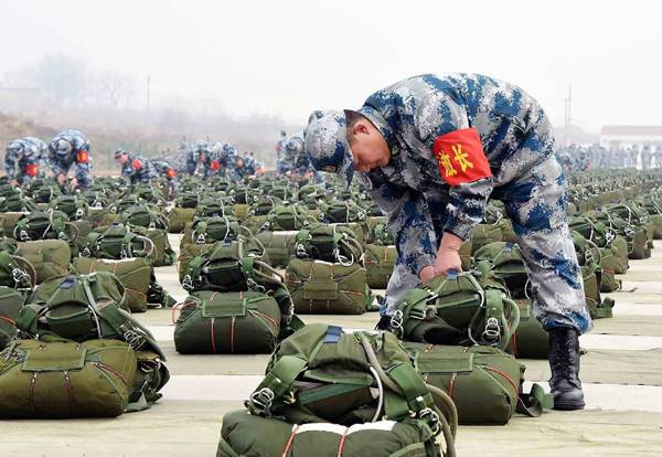 神兵天降！我空降兵唯一机械化作战力量昼夜集群伞降 第1页