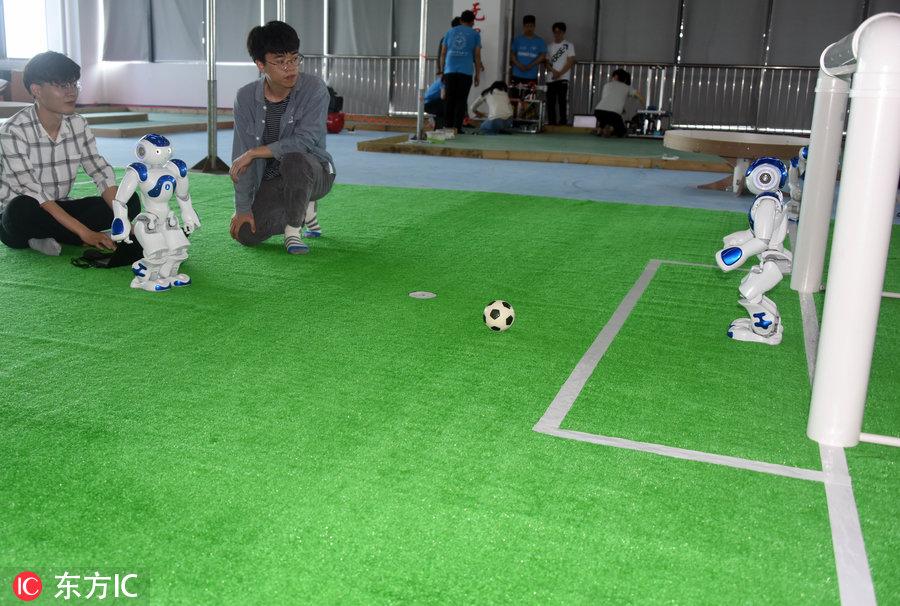 厦大实践基地大学生研发机器人足球引人瞩目(7) 第7页