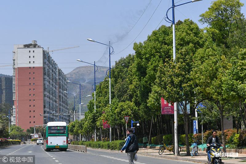 中新社：“高空除尘器”亮相昆明街头 第1页