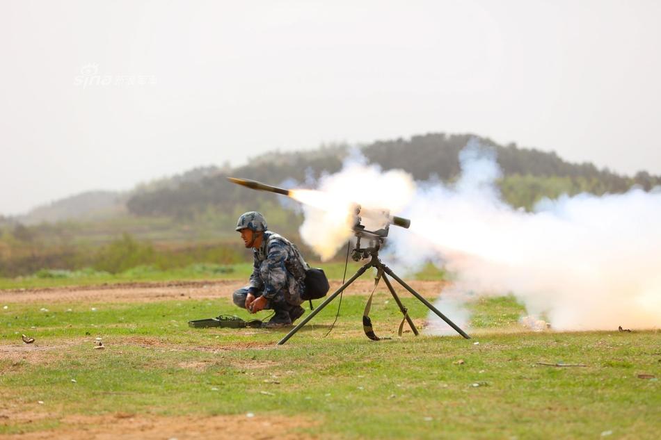 高炮平射丧心病狂！我空降兵某部多款火炮实弹射击 第1页