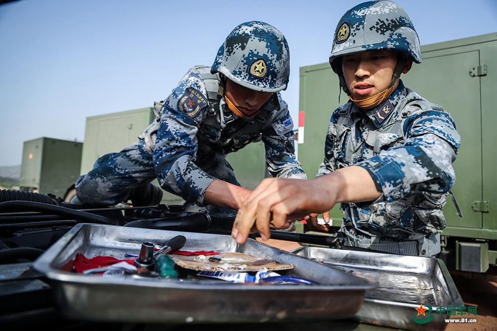 比武课目最多的一天 千名空降兵重火出击显神通(14) 第14页