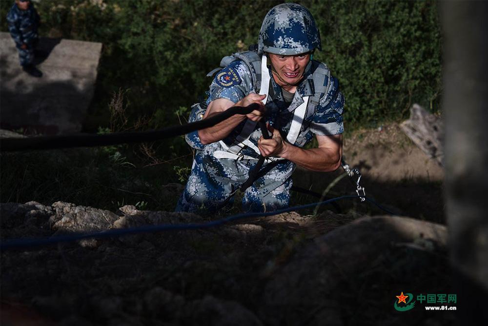 比武课目最多的一天 千名空降兵重火出击显神通(9) 第9页