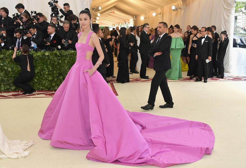 超模奚梦瑶亮相MET GALA 蜂腰纤细大秀美背 第1页