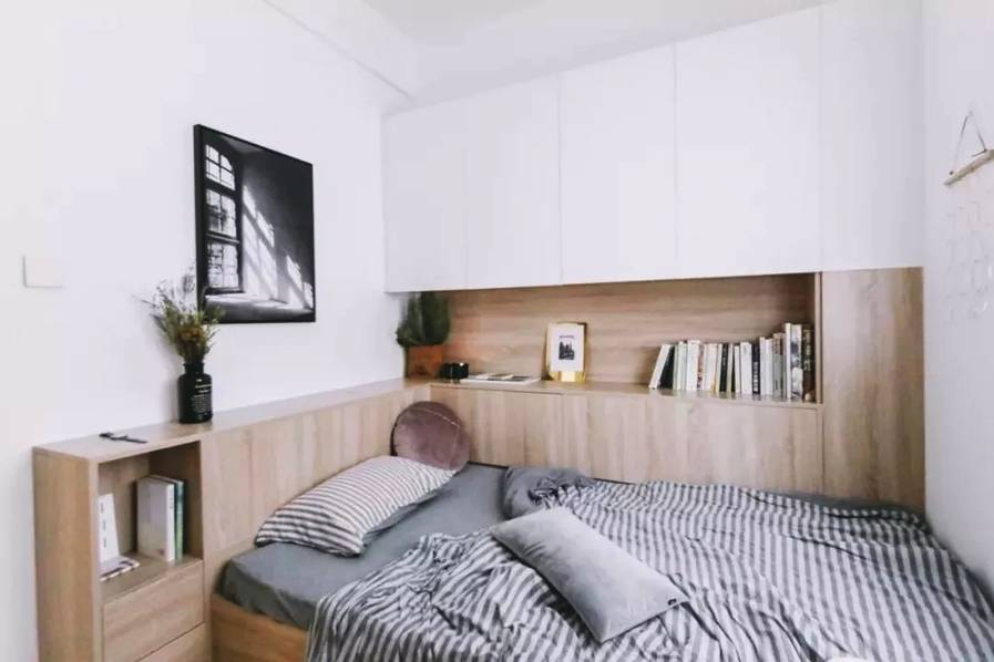 除了床头背景墙,床如果靠墙摆放的,床的里侧空间也可以利用一下.