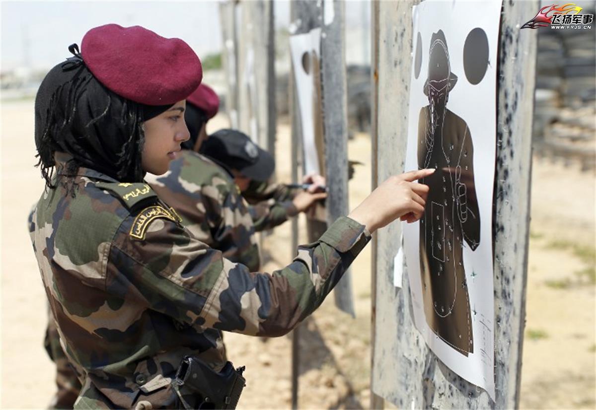 巴勒斯坦特种部队女兵训练使用防弹皮包