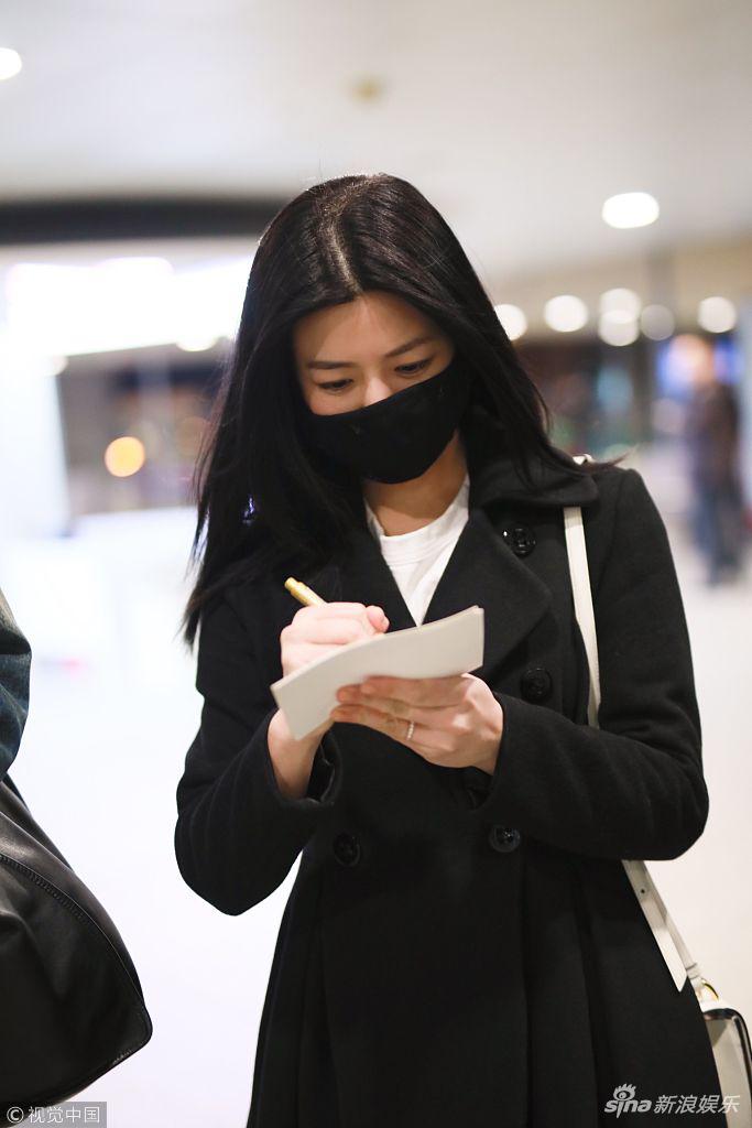 新浪娱乐讯 2019年3月8日,上海,陈妍希亮相机场,她身穿黑色风衣戴口罩