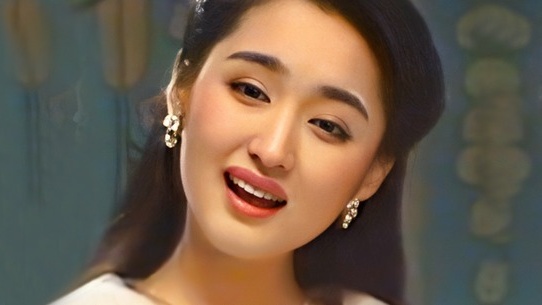 杨钰莹穿刺绣长裙拍写真 低头浅笑气质优雅