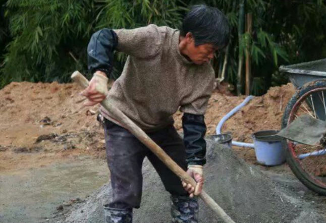 为供孙子孙女上学,七旬老奶奶下工地干活