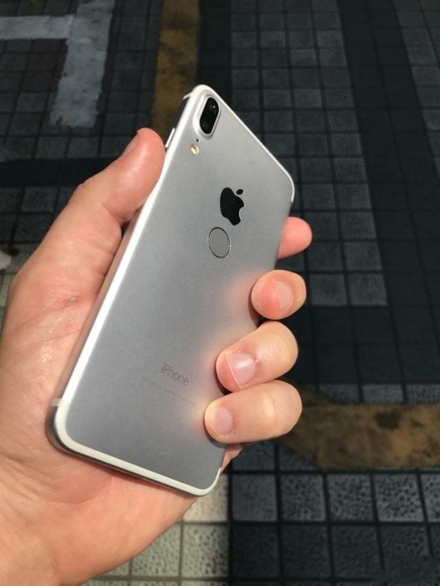 iPhone 8真机曝光，这么丑的设计对得起死去的乔布斯吗(4) 第4页