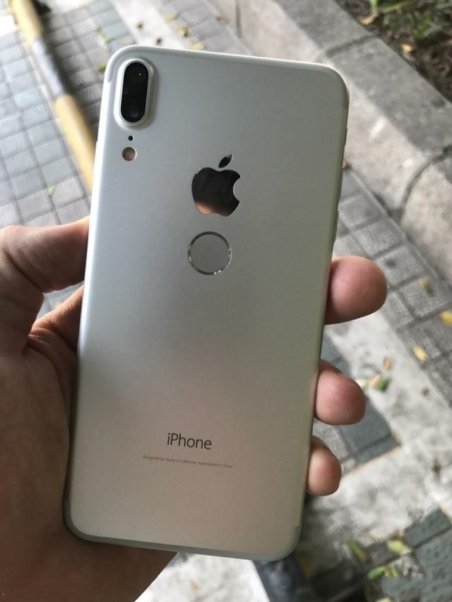 iPhone 8真机曝光，这么丑的设计对得起死去的乔布斯吗 第1页