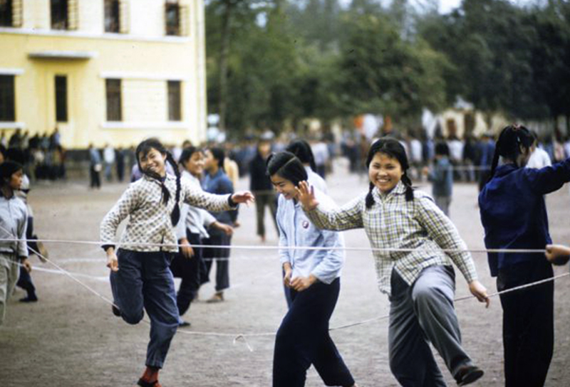 老照片:上世纪70年代初淳朴的中国女性,穿的是这样的衣服