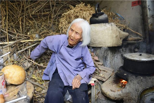 农村留守老人的艰苦生活:没有自来水,一把年纪还要步行打水