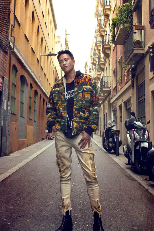 何润东在西班牙街头写真曝光，印花夹克与造旧长裤的穿搭酷劲十足 第1页