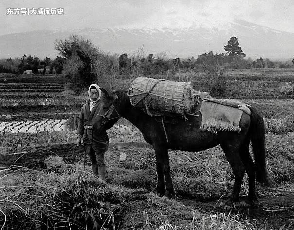 120年前日本农村老照片：日本农民都富起来了，但也有茅草屋 第1页