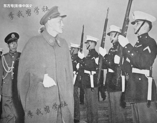蒋介石在台湾：满脸笑容、戴墨镜视察军队 登上美军航母大黄蜂号(2) 第2页