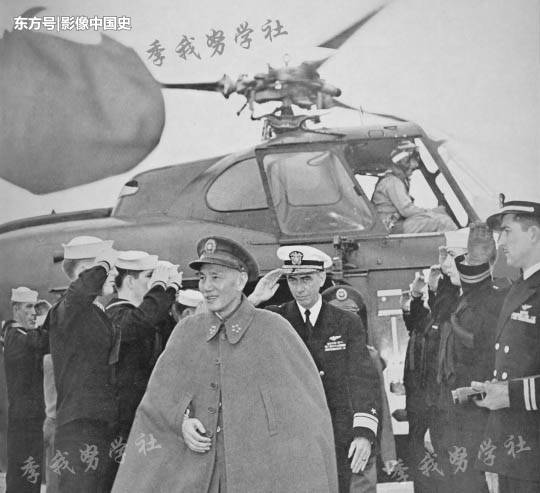 蒋介石在台湾：满脸笑容、戴墨镜视察军队 登上美军航母大黄蜂号 第1页